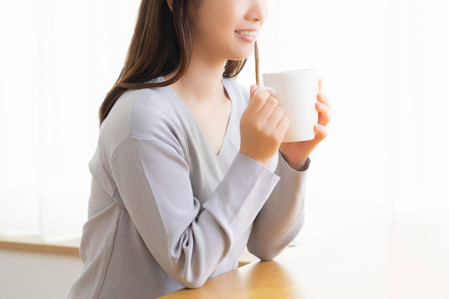 白湯を飲む女性