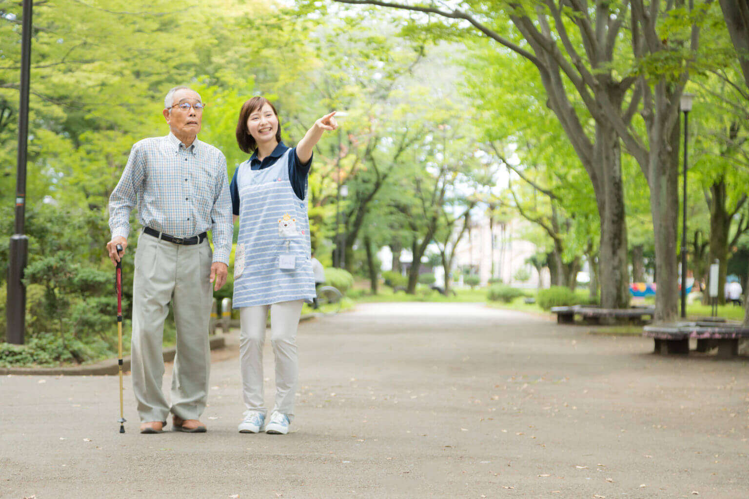 女性と高齢男性